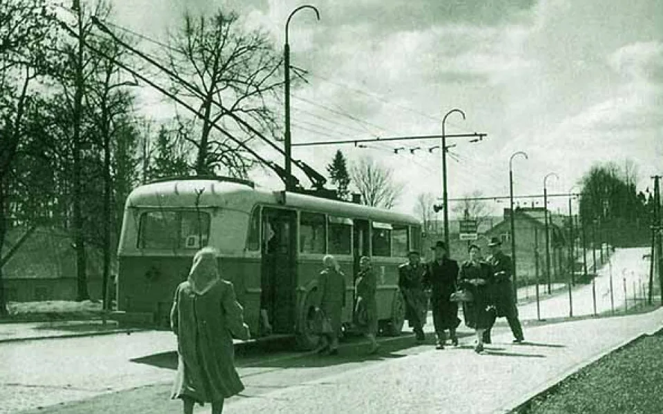Trolejbus Škoda 7Tr u Domu zdraví