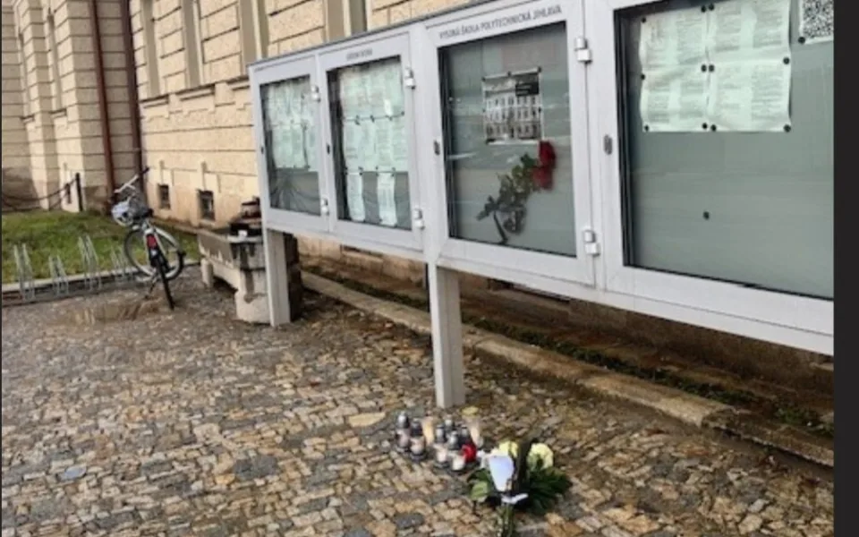 Vysoká škola polytechnická v Jihlavě zřídila pietní místo k uctění obětí čtvrteční střelby