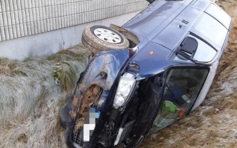 Nešťastný konec roku. Řidič Mitsubishi jel rychle, dostal smyk a s autem skončil v příkopu