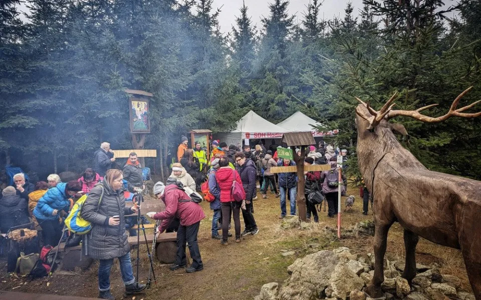 Výšlap na Jelení Horu u Hodic nalákal davy lidí. Všechny překvapil nalezený nebezpečný odpad