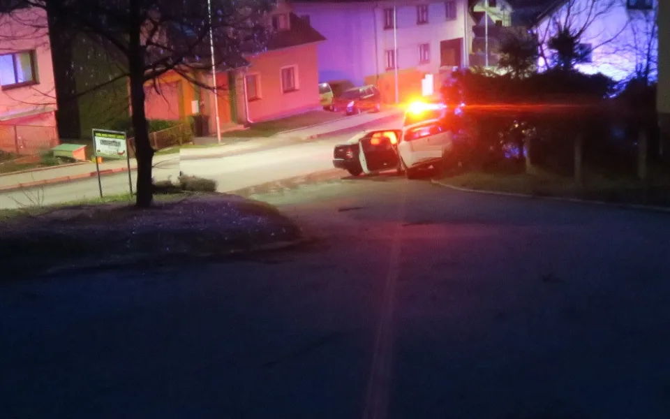 Mladá řidička měla zamlžené sklo u auta, vystoupila a Fiat se samovolně rozjel. Narazil do stojící Škody