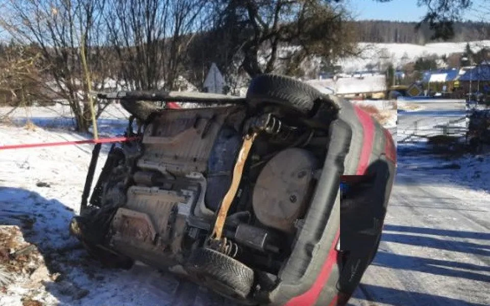Mladá řidička bourala v Hlávkově. Dostala se do protisměru, auto narazilo do stromu a přetočilo se na bok