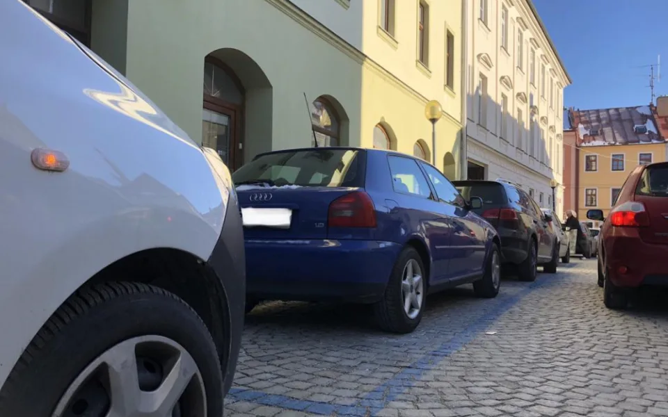 Jihlava rozšíří zóny s placeným parkováním, někde se bude stát zdarma. Pravidla dodržuje až 90 procent řidičů