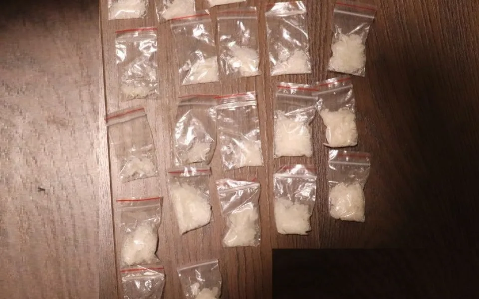 Méně drog v Jihlavě. Kriminálka zadržela další dva dealery, ve městě prodali více než kilo pervitinu  
