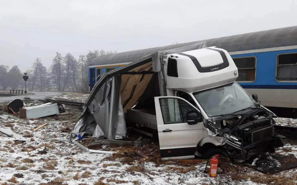 Záchranné složky zasahují u nehody dodávky a vlaku, ve kterém cestovalo 31 lidí