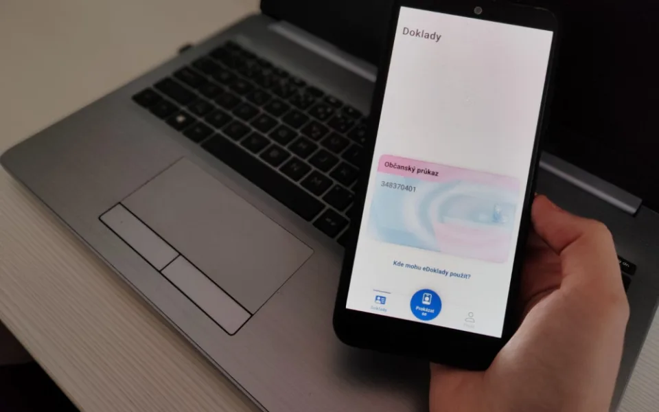 Lidé si ode dneška mohou nahrát občanku do mobilu. Systém je přetížený a hlásí problémy