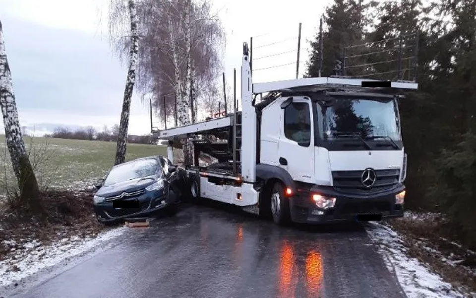 Střet nákladního vozidla s osobním autem 