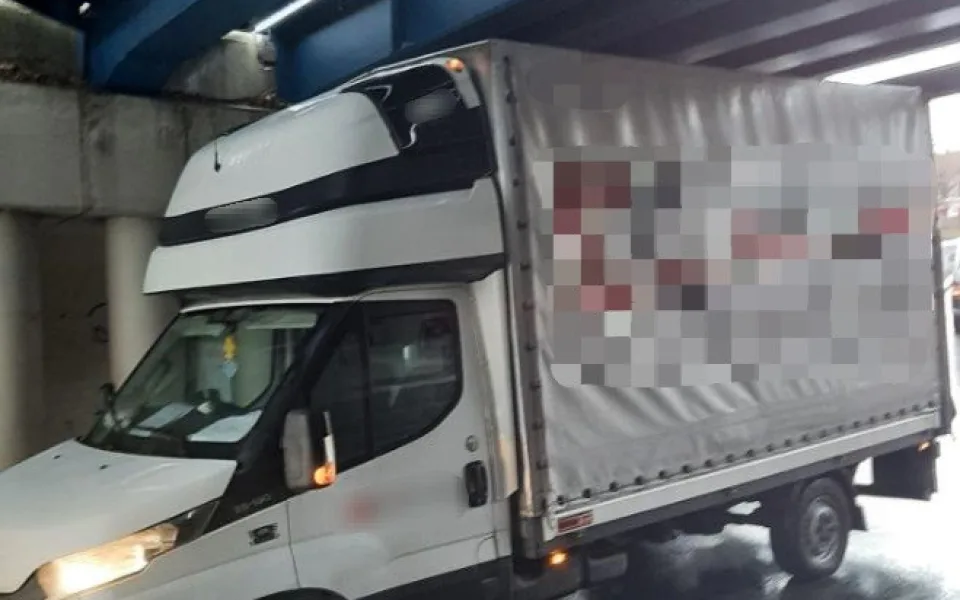 Nevešel se. Řidič v Ivecu neodhadl výšku a uvízl pod železničním mostem