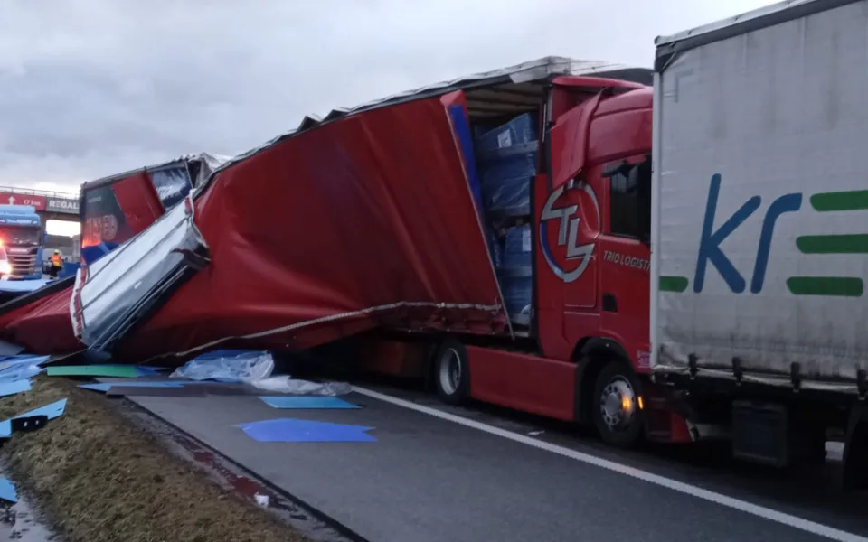 Řidič na D1 nepřežil hromadnou nehodu tří kamionů, pro osobní auta chystá policie objízdnou trasu