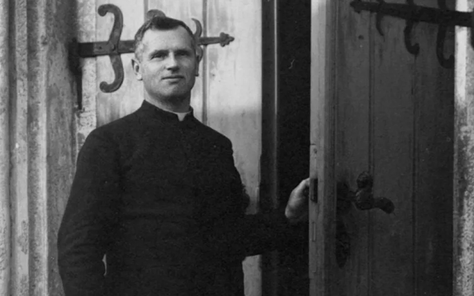 Kněz Josef Toufar u dveří číhošťského kostela, zdroj: Archiv Miloše Doležala