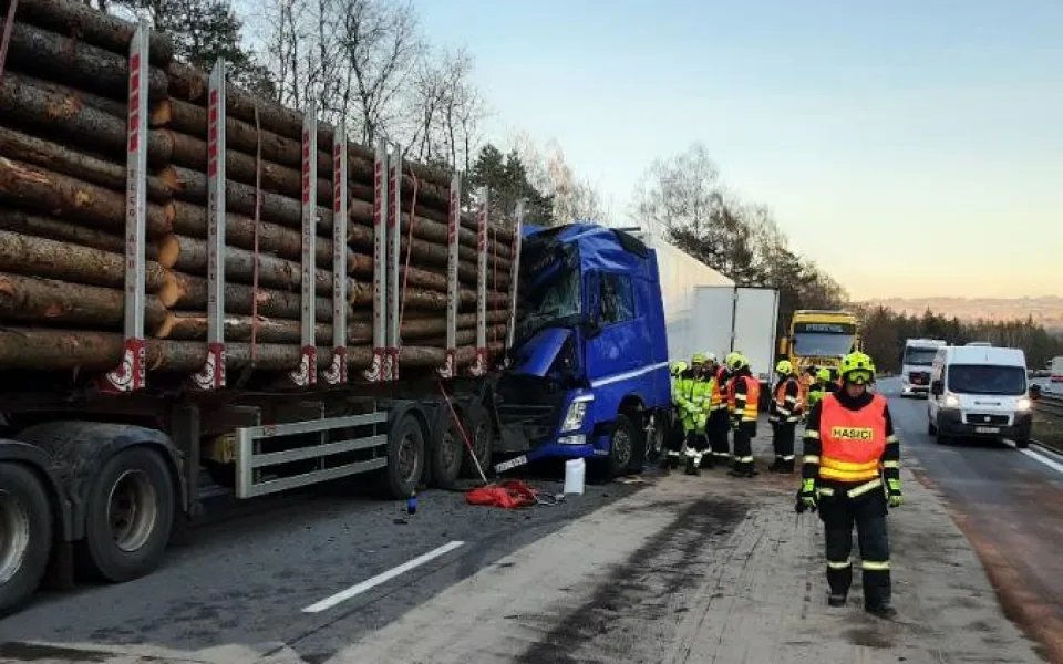 Střet dvou náklaďáků na D1 a dlouhé kolony. Řidič, který narazil do rozbitého kamionu, nadýchal 3,5 promile