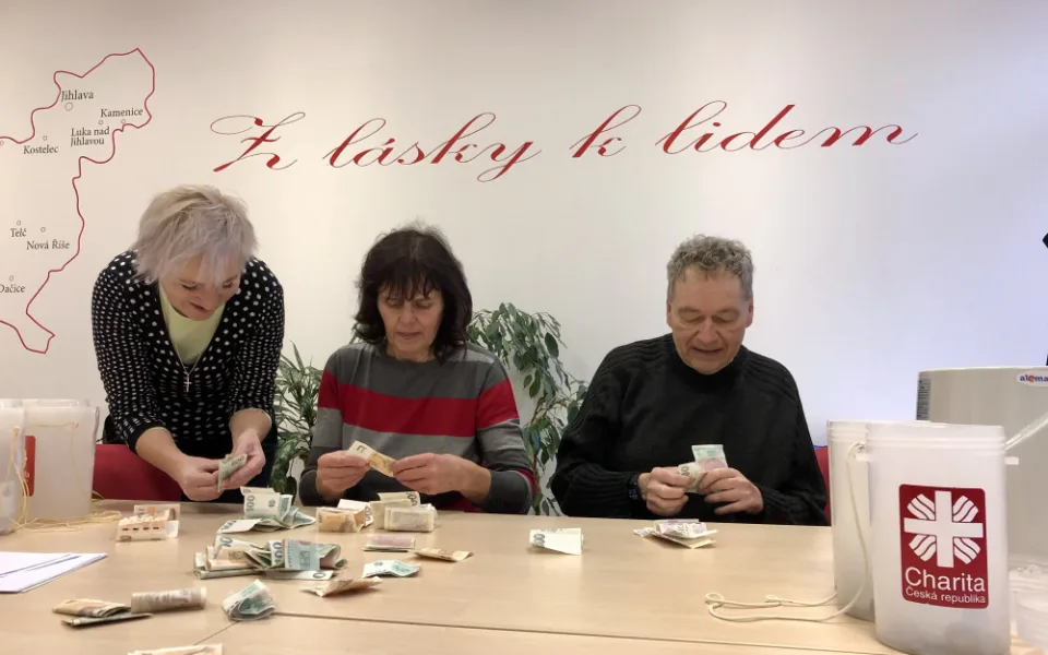 VIDEO: Pro letošek sečteno. Mrzí nás, že někdo tříkrálovým koledníkům nadává, že žebrají, říká jihlavská Charita