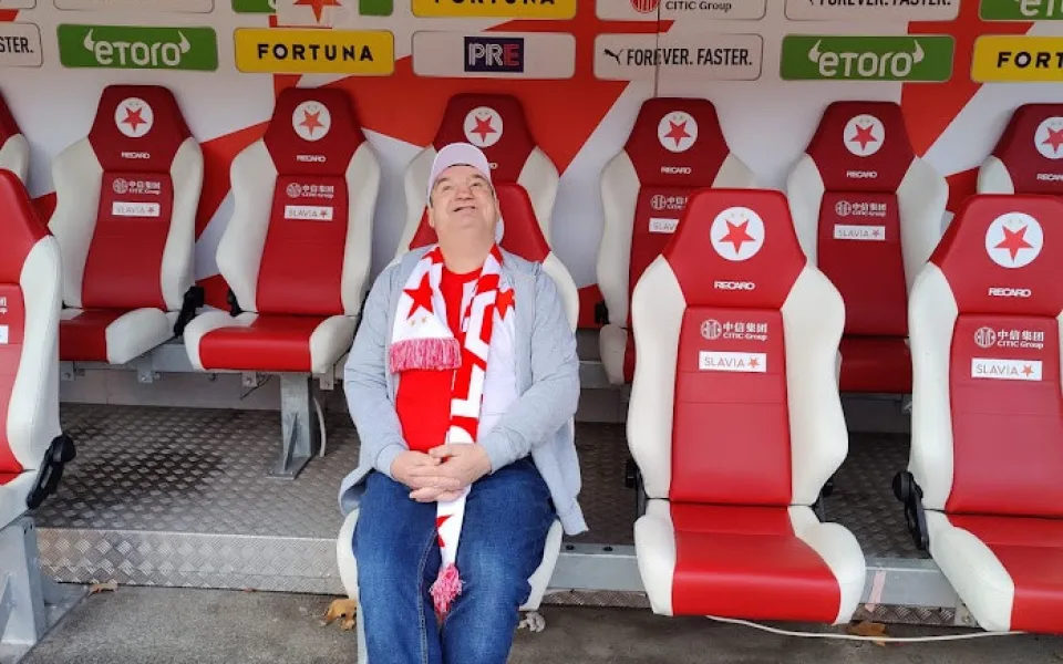 Hynek Huml na střídačce fotbalové Slavie