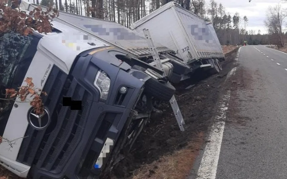 S řidičem v náklaďáku se utrhla krajnice, na místě dostal pokutu. Škoda je 150 tisíc 