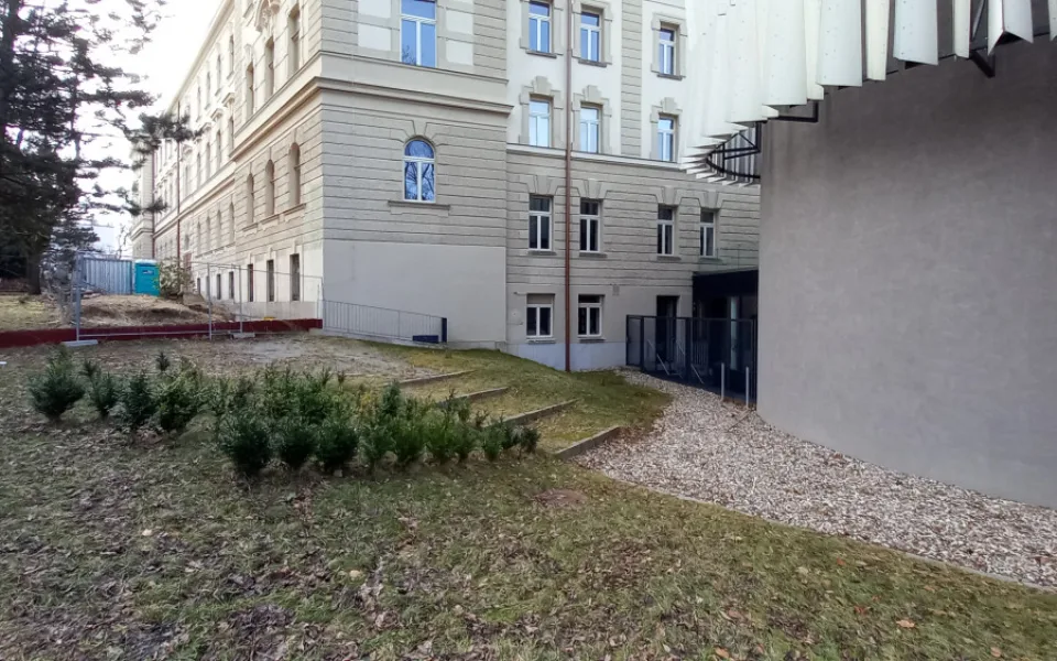 Památník bude v těsné blízkosti vysokoškolské budovy.