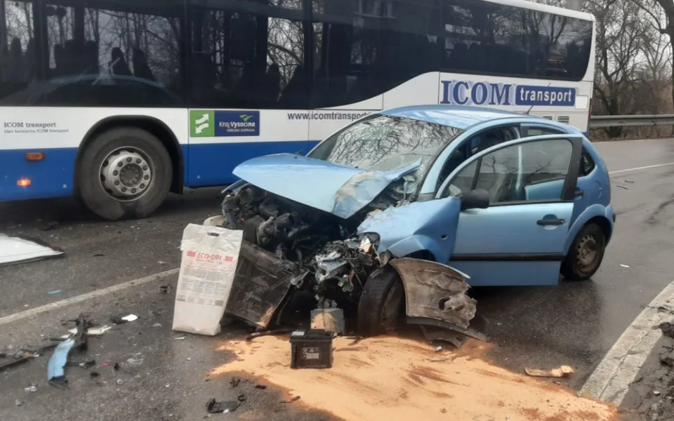 Tři lidé se zranili v Jihlavě při střetu auta a autobusu