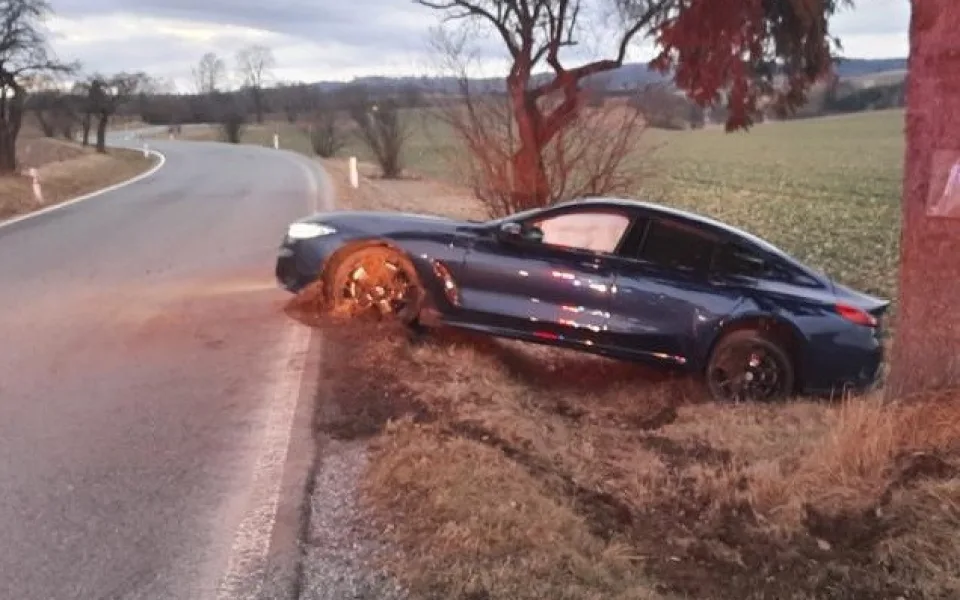 Nehoda na Jihlavsku za 200 tisíc korun. Řidič jel rychle, dostal smyk a narazil do značky