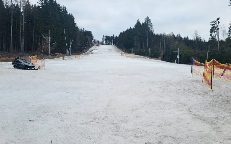 Na Vysočině by měly být o víkendu otevřené nejméně tři sjezdovky, sněhu ubývá