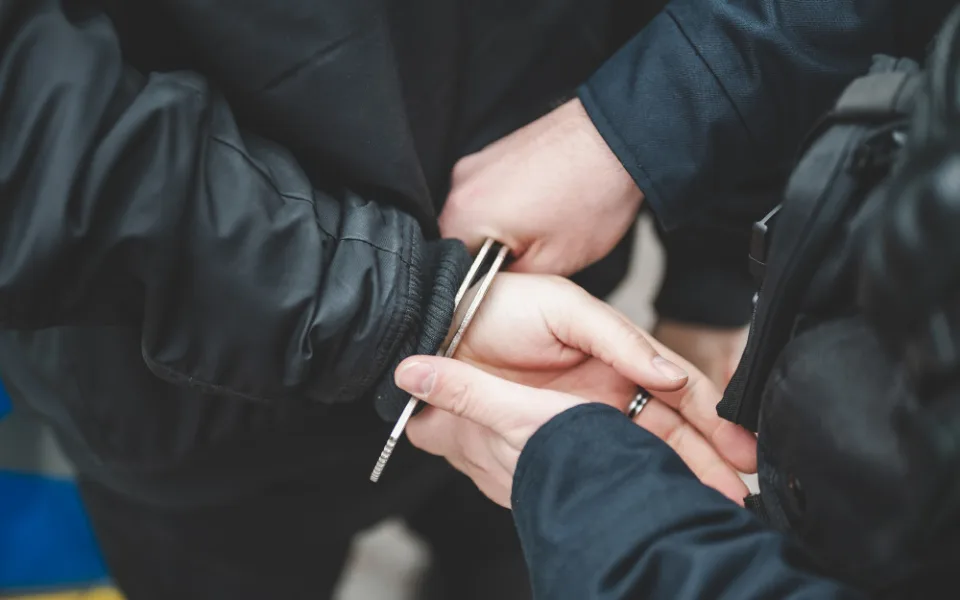 Recidivista napadl svoji sestru. Hrozí mu 12 let za mřížemi