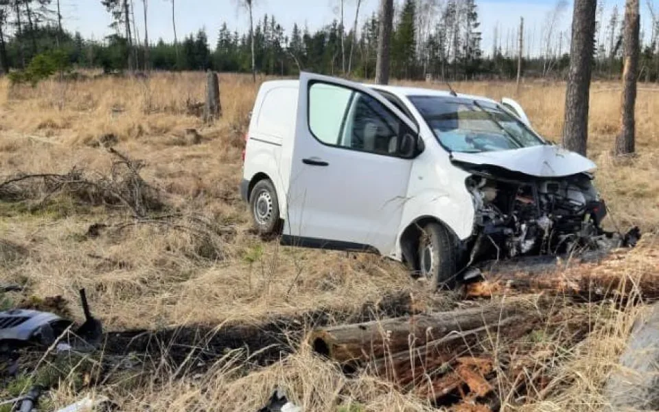 Řidič na Jihlavsku vyjel ze silnice a havaroval