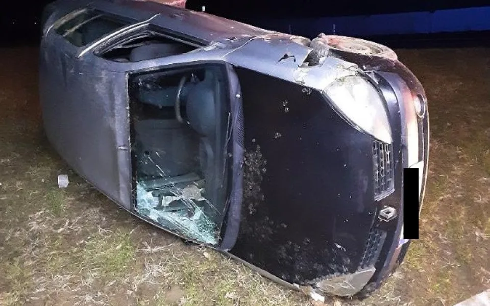 Noční nehoda se zraněním. Senior jel rychle, při odbočování dostal smyk a auto skončilo na boku