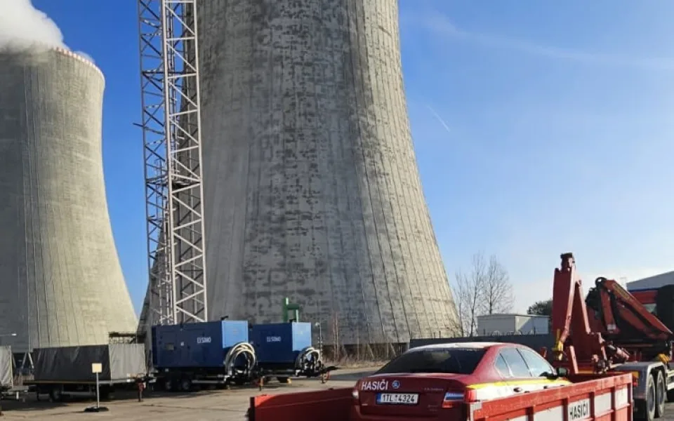 Hasiči z Dukovan a Temelína mají nové kontejnery na hašení elektromobilů