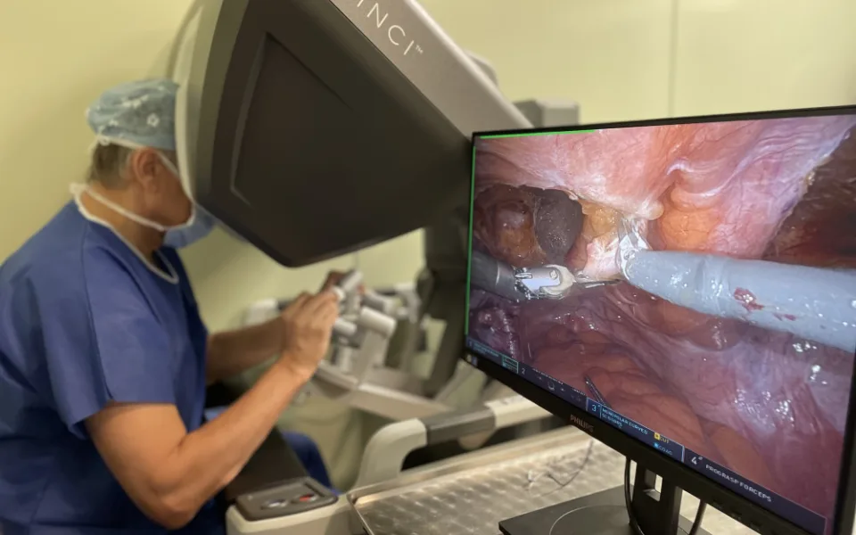 Robot v Jihlavě už rok operuje na chirurgii, gynekologii i urologii. Pomohl už dvěma stovkám pacientů