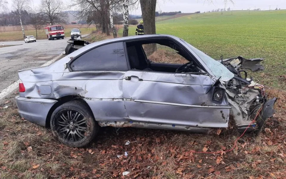 Osmnáctiletý řidič nevybral zatáčku, dostal smyk a narazil do stromu. Po střetu kus auta chyběl