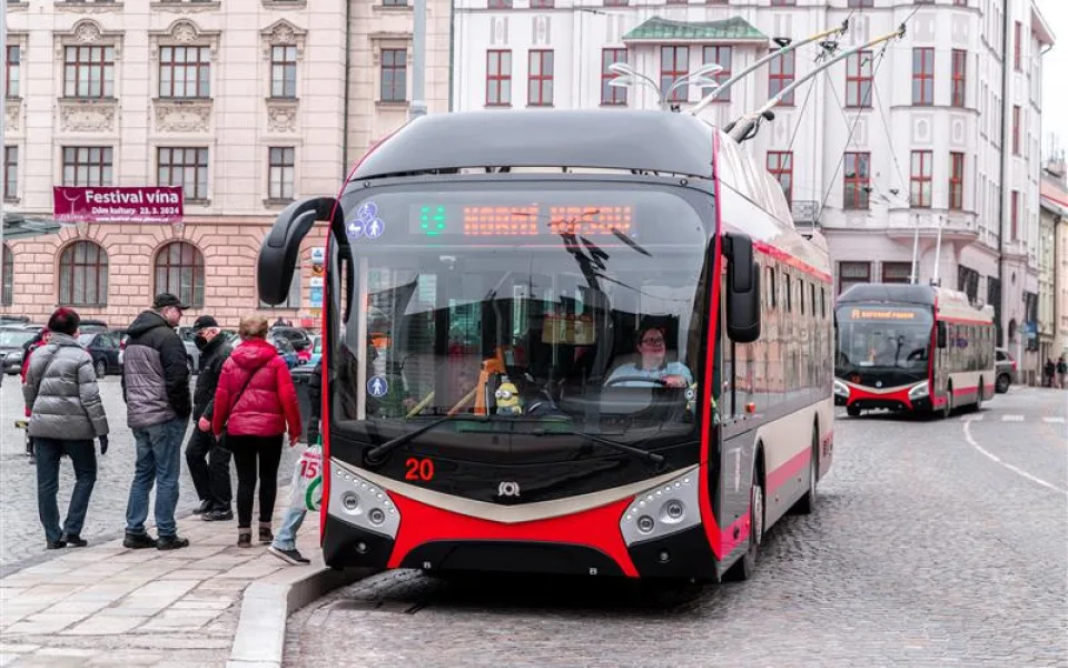 Jeden z šestice nových parciálních trolejbusů v Jihlavě