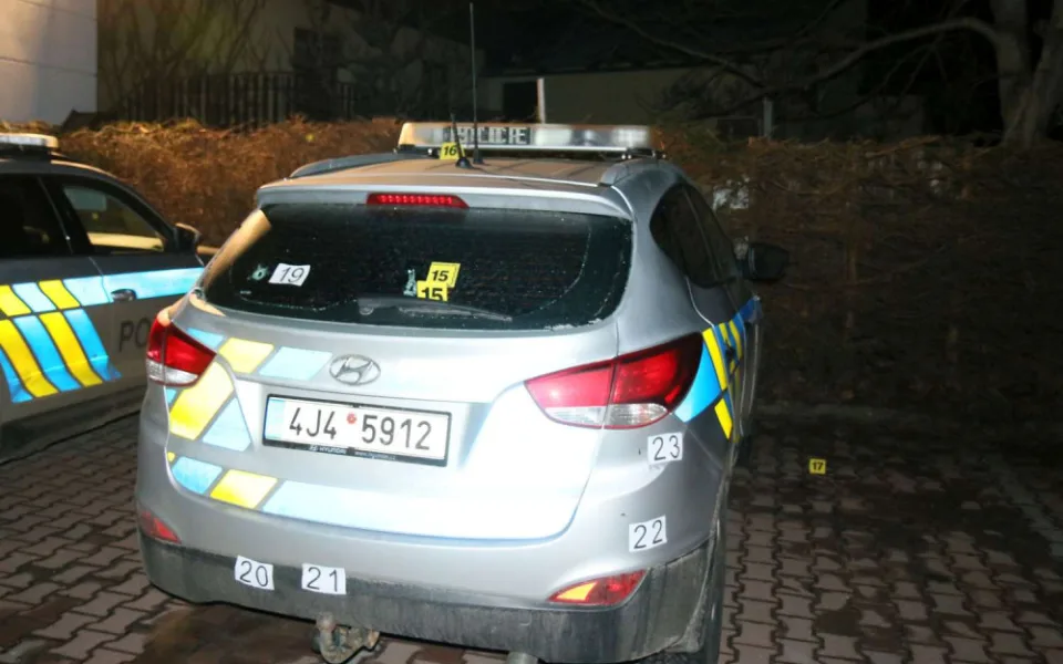 Muž měl problémy v podnikání a chtěl skončit ve vězení. Střílel proto na policejní auto, aby byl zatčený