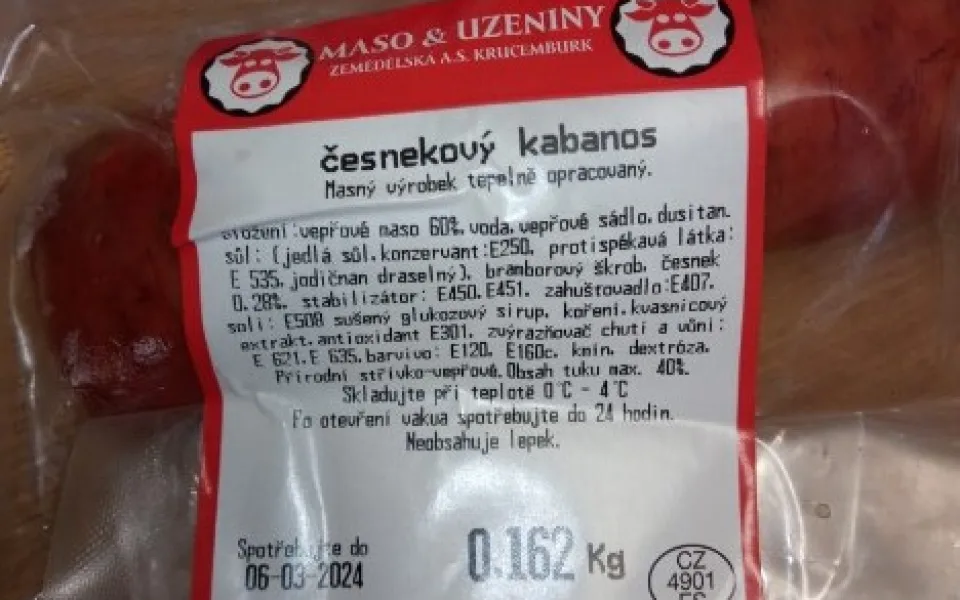 Česnekový kabanos obsahující listerie, před kterým varuje SVS