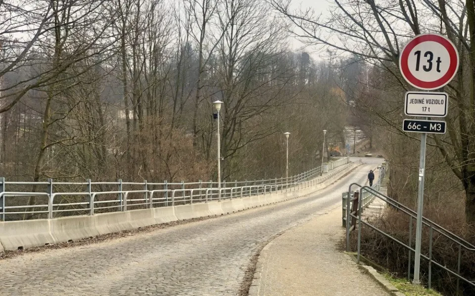 Dřevěná opěra na Brněnském mostě brzy zmizí. Oprava půjde ruku v ruce s omezením pro pěší i řidiče