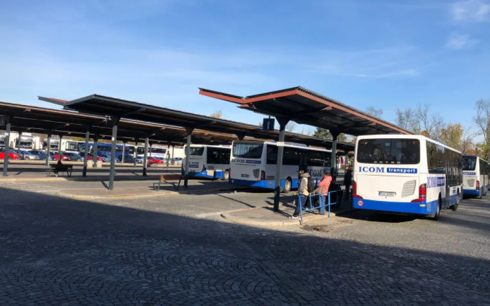 Řidič autobusu s 3,5 promile vezl děti i dospělé z Kamenice do Jihlavy. Dostal okamžitou výpověď