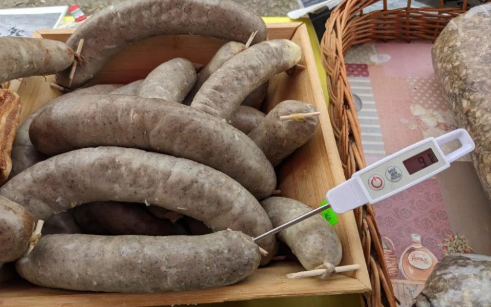 Vážná pochybení na trhu v Brodě. Prodejce nabízel masné výrobky ve zcela nevyhovujících podmínkách, neušel pokutě