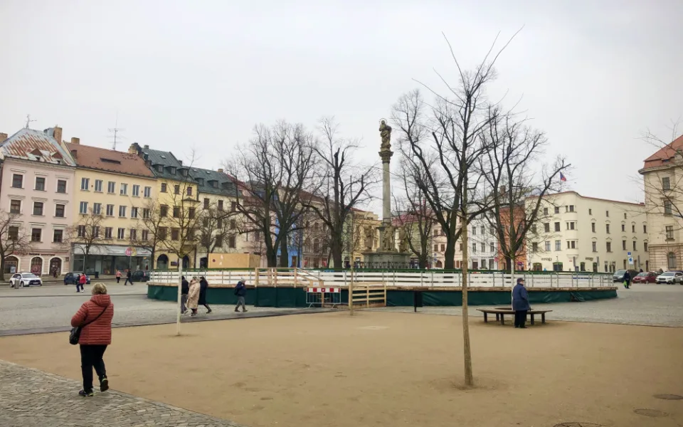 Ledovou plochu na Masarykovou náměstí nyní rozebírají dělníci