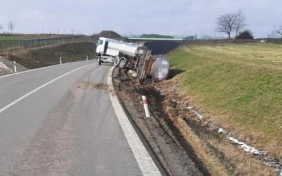 Komplikace na obchvatu Lukavce. Řidič vezl mléko a utrhla se s ním krajnice