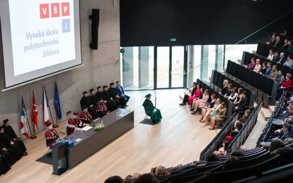 Jihlavská vysoká škola letos poprvé rozdala diplomy absolventům. Promoci si užilo přes sto studentů