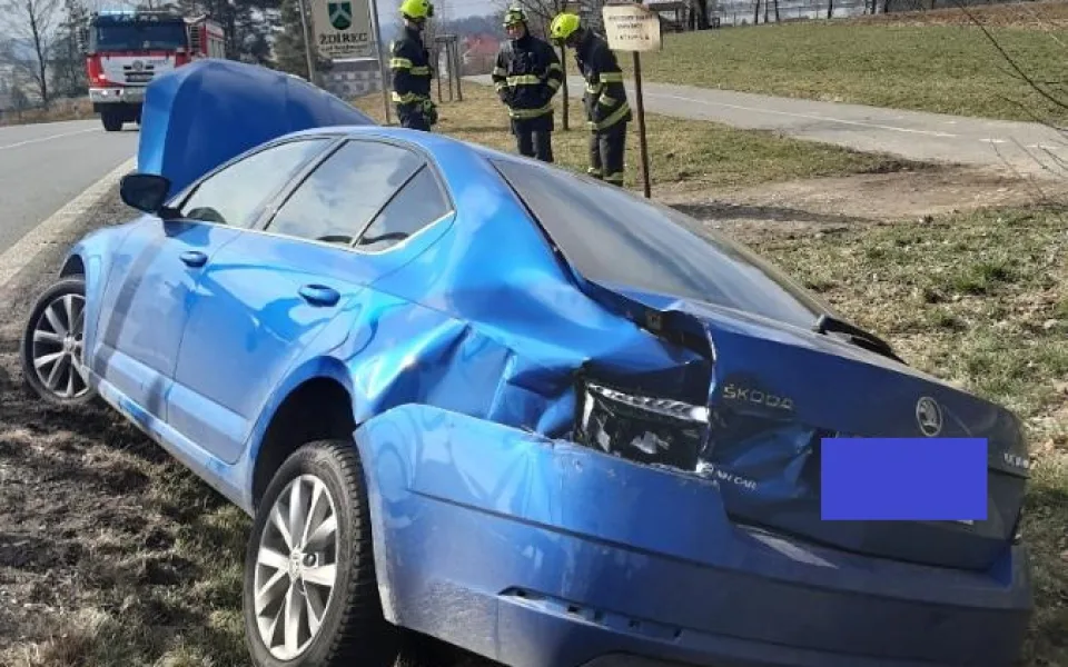Řidič s tahačem se při předjíždění srazil s osobním autem. Nehoda skončila lehkým zraněním