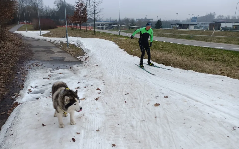 Jihlavák Jirka strávil 24 hodin na běžkách, najel 100 kilometrů. Výzvy věnuju mamce, která zemřela v 52 letech na rakovinu, říká