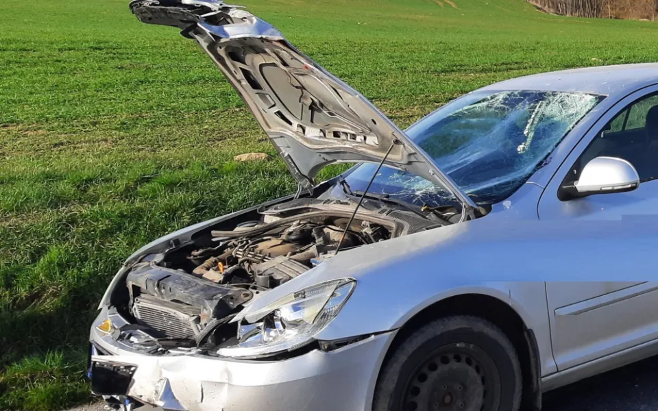 Vážná nehoda na Třebíčsku. Pro zraněného motorkáře letěl záchranářský vrtulník