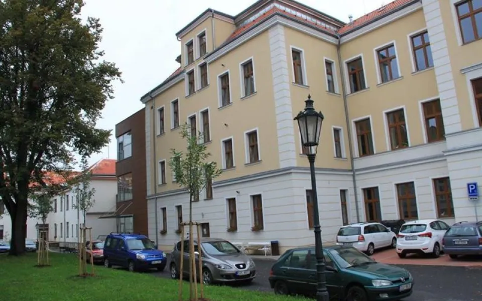 U domova seniorů v Brodě se zlepší parkování. Už letos by mělo přibýt kolem 30 nových míst
