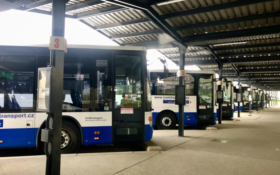 Záhada na jihlavském autobusovém nádraží. Od nepaměti tady chybí nástupiště číslo čtyři a čtrnáct
