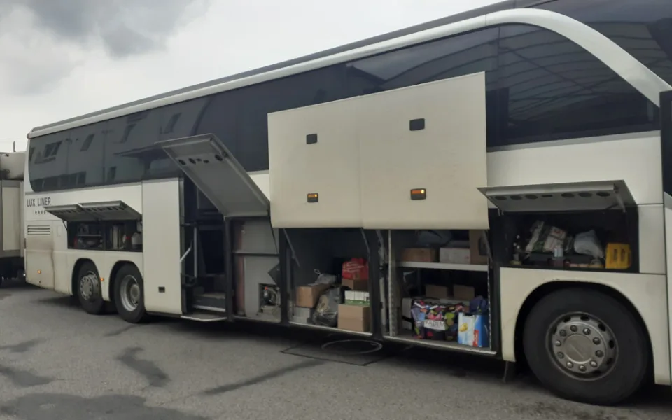 Místo lidí alkohol. Řidič autobusu vezl z Moldavska do Londýna alkohol, celníci na D1 zabavili přes 600 litrů