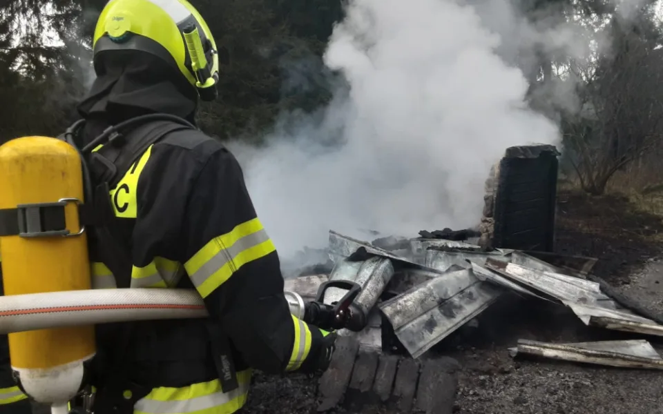 Na Žďársku shořela chatka. Zasahovaly čtyři jednotky hasičů, příčinou byla nedbalost