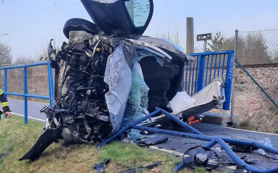 Vážná nehoda na Jihlavsku. Renault se po nárazu zřítil z mostu, řidiče transportoval vrtulník do nemocnice.