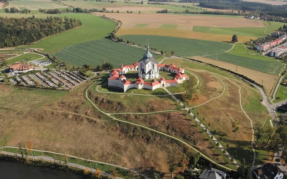 Žďárská Zelená hora má opravený ambit, nad branou po 200 letech přibyli andělé.