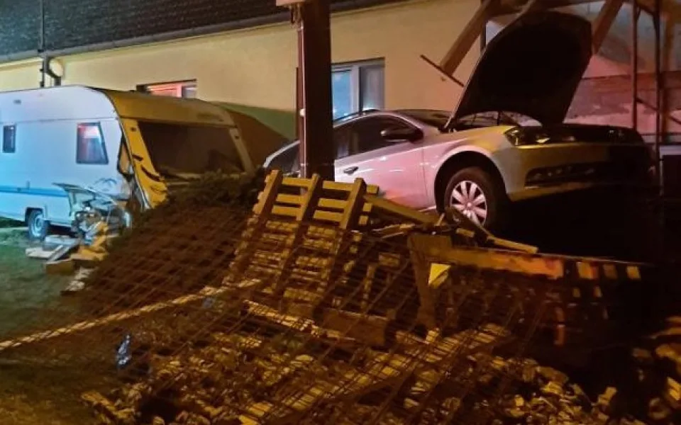 Noční chvilka nepozornosti. Řidič s obytným přívěsem narazil do rodinného domu