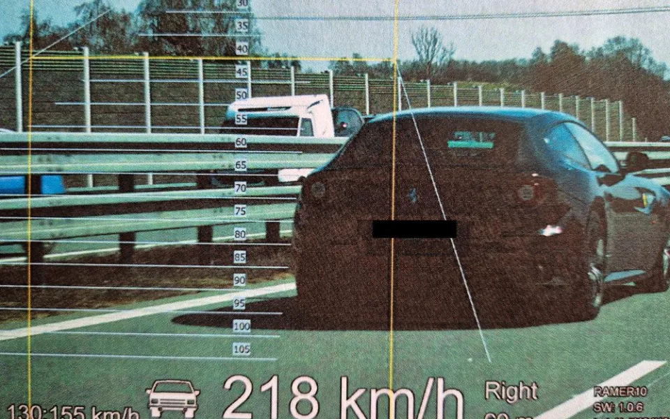 Obrovský hazard. Cizinec ve Ferrari se po D1 řítil rychlostí 218 km/h, na místě přišel o řidičák