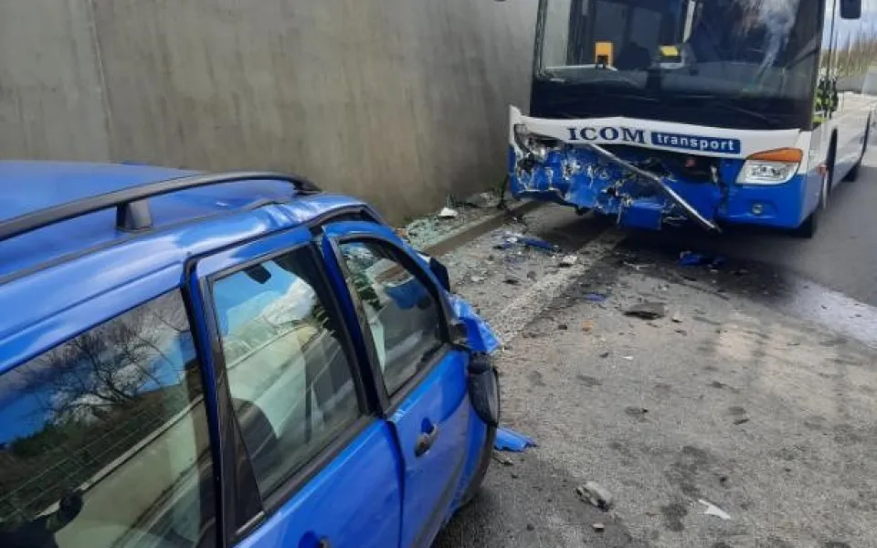 U Řehořova se srazila řidička s autobusem, ve kterém jelo 39 cestujících. Čtyři lidé se zranili
