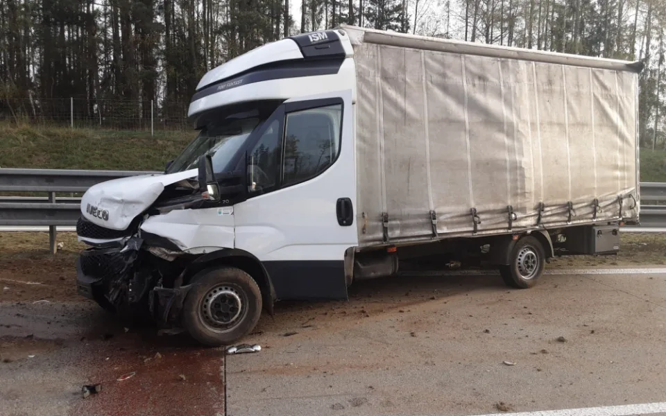 Ranní havárie na dálnici. Srazilo se tam auto s dodávkou, nikdo se nezranil 